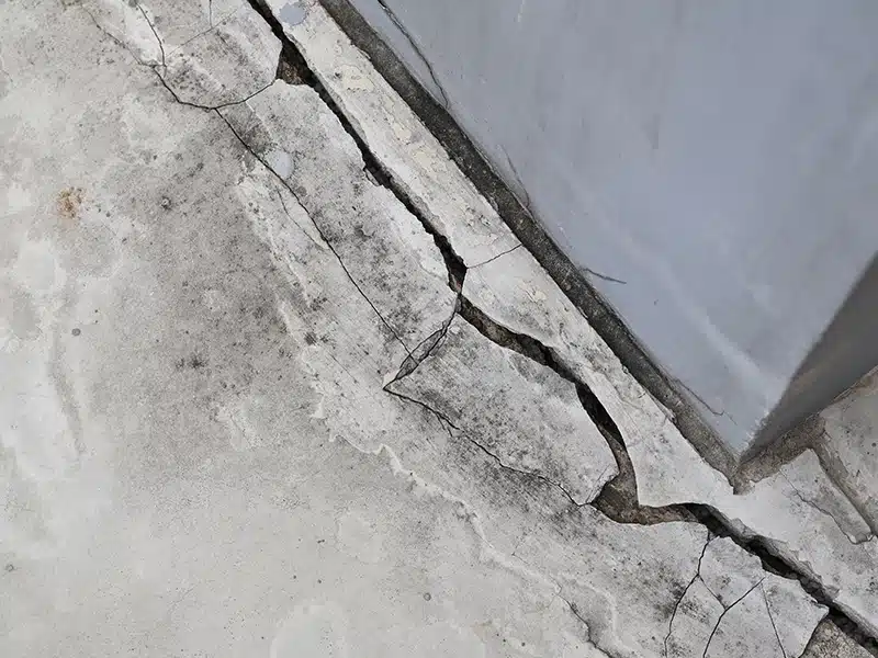 crack in foundation floor