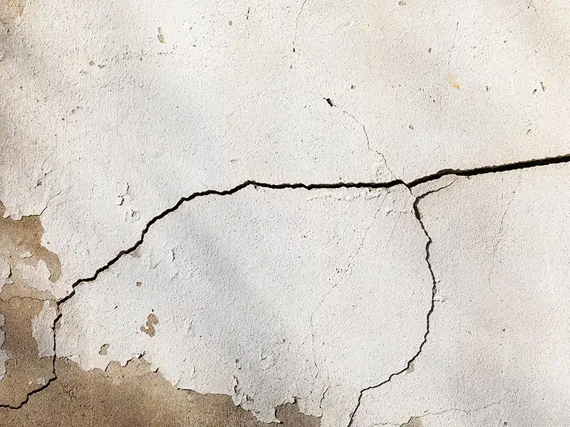 horizontal wall crack in wall